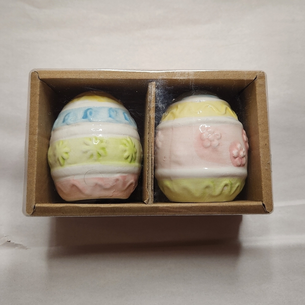 Easter Egg Salt & Pepper Shakers - Picture 2 of 3